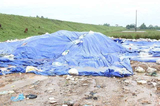 Thị xã Sơn Tây, Hà Nội: Dân lập lán chặn xe đổ trộm rác thải