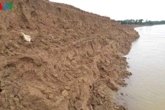 Dân bất lực nhìn sông Lam "nuốt chửng" đất nông nghiệp
