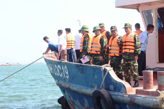 Quảng Ninh: Tàu bị chìm do va chạm liên hoàn trên Vịnh Hạ Long