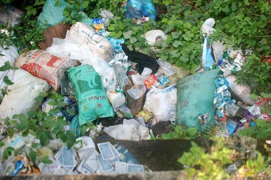 Quảng Trị: Cầu Đầu Mầu ngập tràn rác thải sinh hoạt