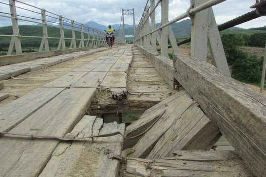 Đắk Lắk: Cầu treo tiền tỷ vừa bàn giao đã hư hỏng nghiêm trọng
