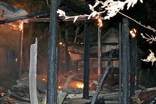 Mâu thuẫn chuyện gia đình, thanh niên đổ xăng đốt cháy nhà