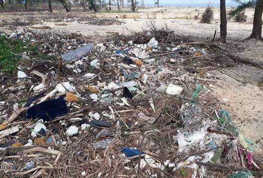 Nghệ An: Ngổn ngang rác thải ven biển