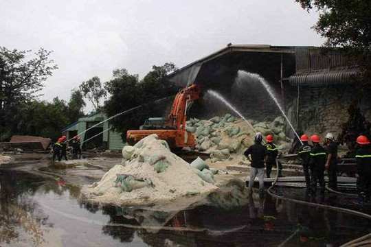 Bình Định: 200 tấn bã mì bốc cháy ngun ngút