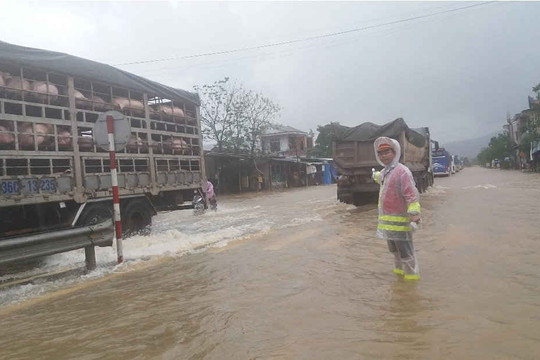 Sau bão số 12, nước lũ dâng cao khiến Huế ngập chìm trong biển nước