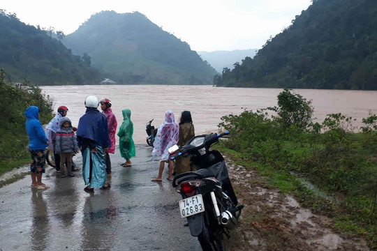 Quảng Trị: Mưa lớn kéo dài, nước sông dâng cao gây cô lập nhiều nơi