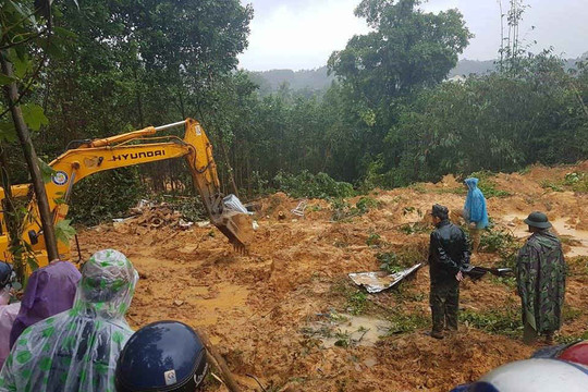 Quảng Nam: Sạt lở núi vùi lấp 4 công nhân nhà máy điện mất tích
