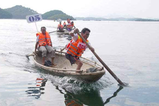 Yên Bái: Sôi nổi Lễ hội đua thuyền trên hồ Thác Bà