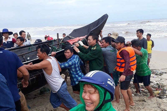 Huế: Cứu kịp thời 4 ngư dân bị sóng đánh chìm