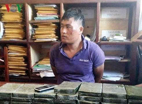 Bắt 2 đối tượng người Lào vận chuyển 40 bánh heroin
