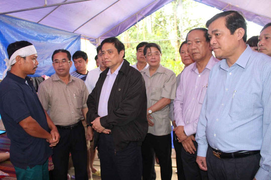 Trưởng Ban Tổ chức Trung ương Phạm Minh Chính thăm hỏi người dân bị thiệt hại do mưa lũ ở huyện Bắc Trà My