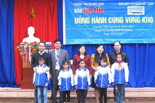 Trao tặng áo ấm cho học sinh nghèo vùng cao Hà Giang