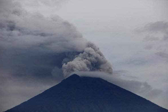 Sân bay Bali đóng cửa 3 ngày liên tiếp do núi lửa phun trào