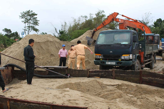 Quảng Nam: Liên tiếp phát hiện tàu sắt hút cát trái phép trên sông Thu Bồn