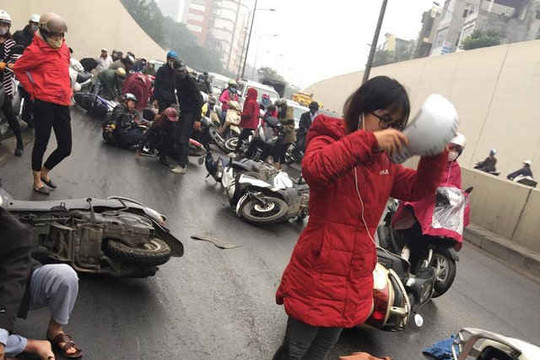 Hầm Kim Liên (Hà Nội) - sự cố lần thứ n: Hàng chục xe máy lại đổ la liệt