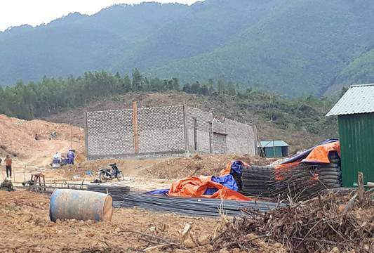 Dự án chăn nuôi lợn sinh sản công nghệ cao ở huyện Quỳnh Lưu (Nghệ An): Chưa được giao đất đã ồ ạt thi công