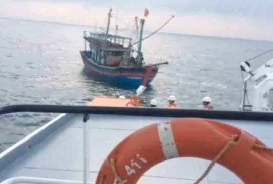 Nghệ An: Cứu được 9 ngư dân bị hỏng tàu cá trên biển
