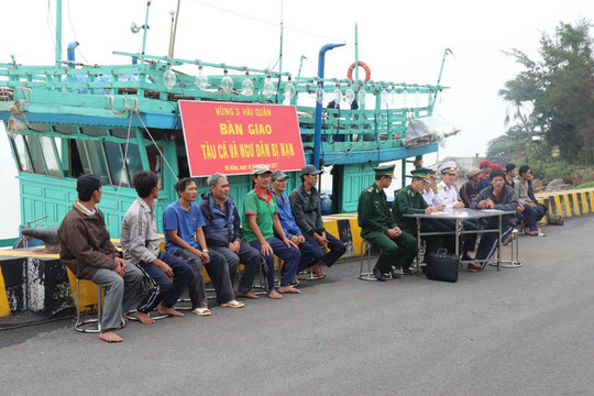 Vùng 3 Hải quân cứu nạn thành công tàu cá cùng 16 ngư dân