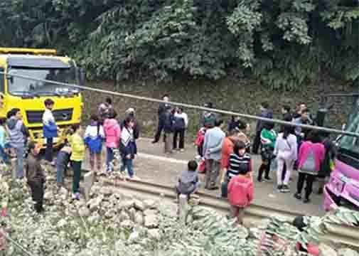 Hòa Bình: Tai nạn xe khách, 30 người thoát chết trong gang tấc