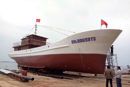 Quảng Nam: Hạ thủy tàu vỏ thép dịch vụ hậu cần nghề cá
