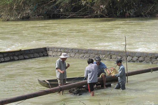 Bình Định : Gần 4.000 hộ dân thiếu nước sạch sinh hoạt do vỡ ống dẫn nước