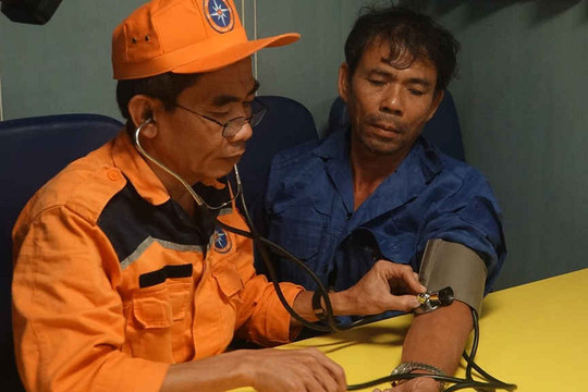 Cứu khẩn cấp 13 ngư dân tàu cá gặp nạn trước khi bão Kai Tak vào biển Đông