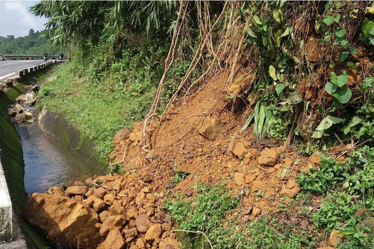 Thừa Thiên Huế: Khắc phục tạm thời các tuyến đường sạt lở sau mưa lũ