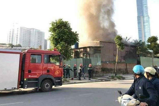 Hà Nội: Cháy lớn, 1 người đàn ông bị mắc kẹt tử vong