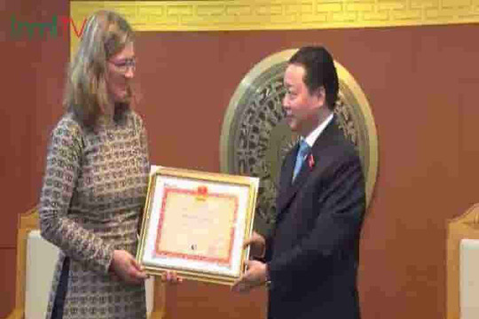 Trao kỷ niệm chương vì sự nghiệp TN&MT cho giám đốc UNDP tại Việt Nam