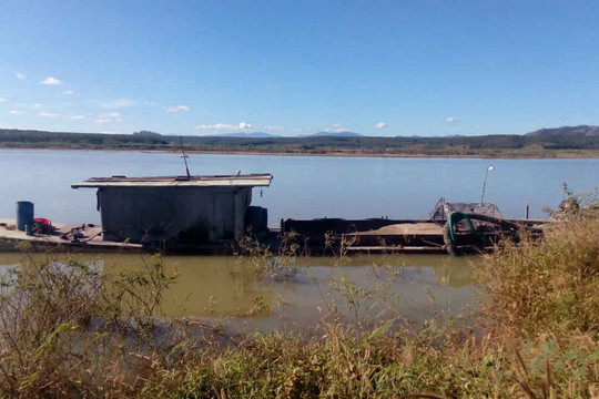 Kon Tum: Bắt tàu hút cát trái phép trên sông Đăk Bla