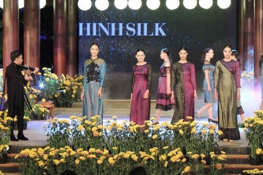 Tơ lụa Bảo Lộc tỏa sáng tại Festival hoa Đà Lạt