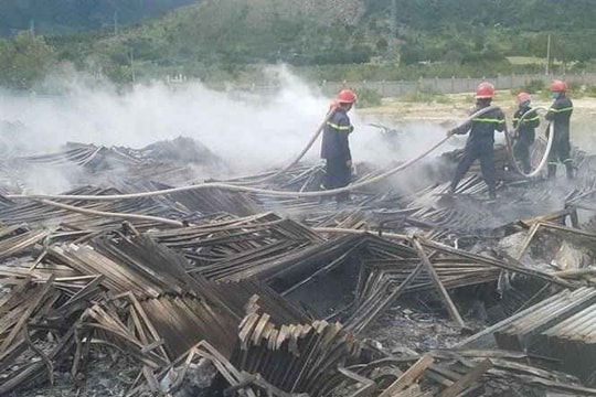 Cháy lớn tại bãi tập kết chứa hàng chục tấm pin mặt trời ở Cam Ranh