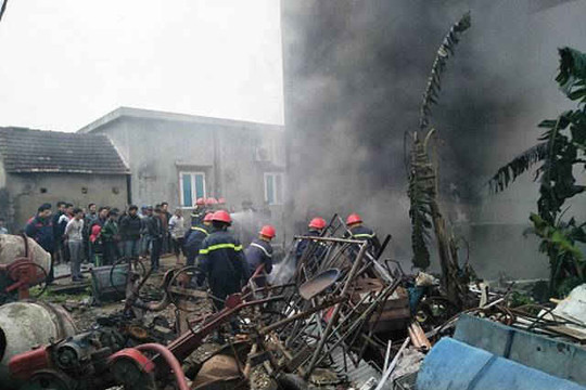 Hà Tĩnh: Hàng chục lính cứu hoả dập đám cháy tại vựa phế liệu