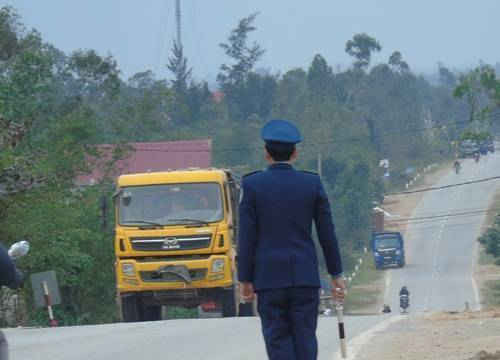 Quảng Bình: Xe tải che biển số ồ ạt vượt trạm kiểm tra tải trọng