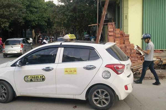 Ninh Bình: Giàn giáo rơi đâm thủng xe taxi, một người tử vong