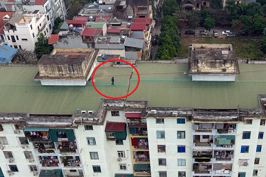 Bắc Từ Liêm - Hà Nội: Bi hài dân phải đi trên nóc chung cư vì thang máy hỏng