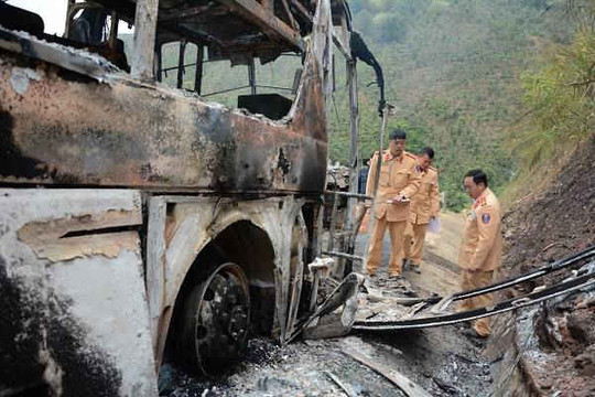 Điện Biên: Xe khách bị cháy rụi trong đêm, không có thương vong