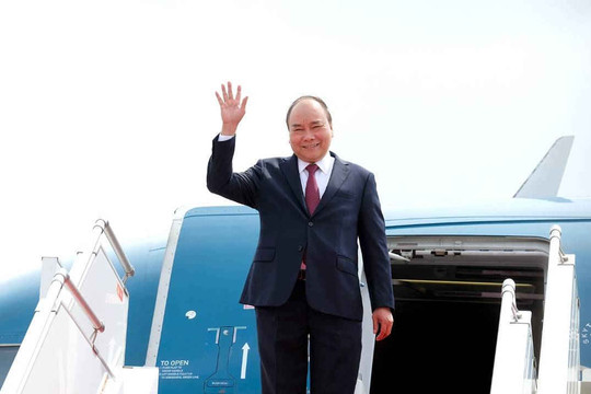 Thủ tướng lên đường dự kỳ họp lần thứ 40 Ủy ban liên Chính phủ Việt Nam-Lào ​​​​​​​