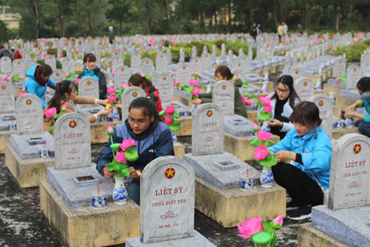 Quảng Trị: Hơn 1.000 ĐVTN tham gia chương trình “Hoa dâng mộ liệt sĩ”