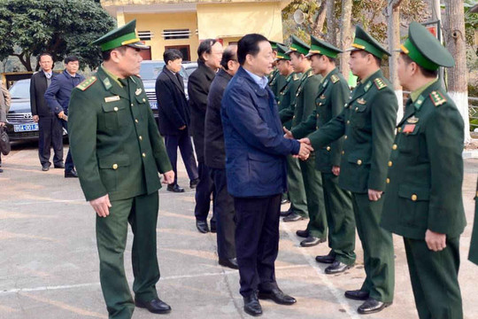 Bộ trưởng Trần Hồng Hà chúc Tết cán bộ, chiến sĩ Đồn Biên phòng Thanh Lòa, Lạng Sơn