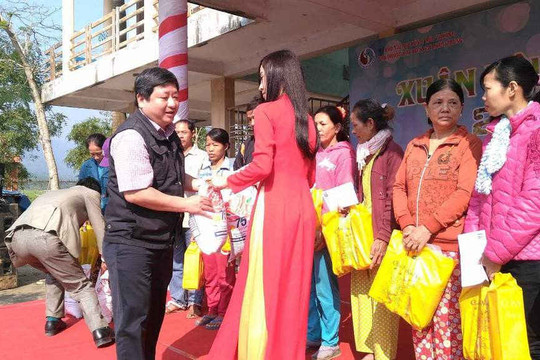 Báo Tài nguyên & Môi trường trao quà cho các hộ gia đình nghèo, có hoàn cảnh khó khăn tại huyện Đại Lộc