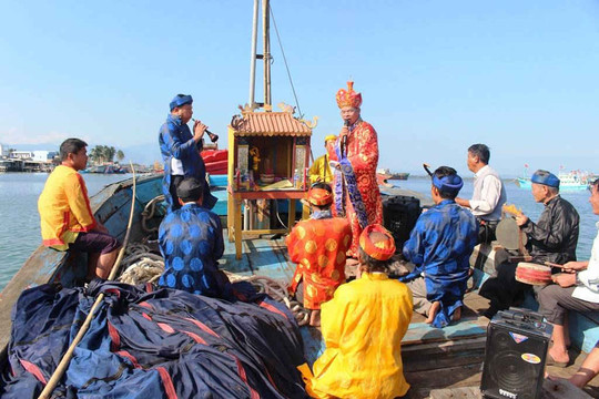 Ngư dân miền biển tưng bừng tổ chức Lễ hội cầu ngư