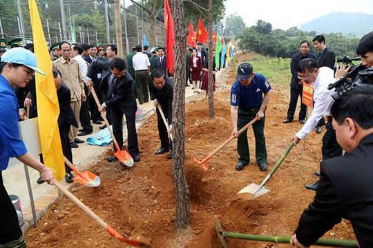 Phó Chủ tịch Quốc hội Đỗ Bá Tỵ tham dự Tết trồng cây tại Lào Cai