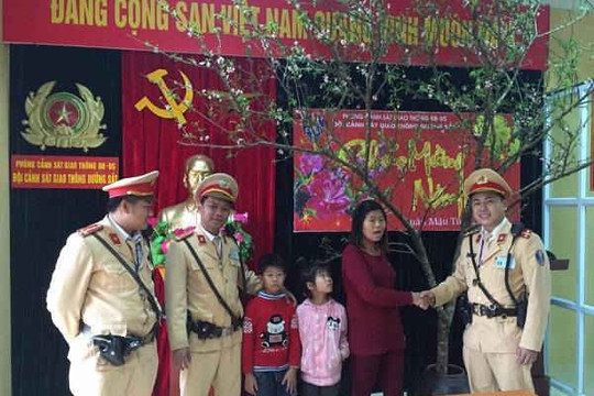 Hà Nội: Cảnh sát giao thông giúp 2 cháu bé bị lạc đoàn tụ với gia đình