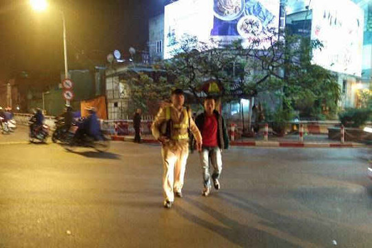 Hà Nội: Cảnh sát giao thông kịp thời ngăn chặn một thanh niên nhảy cầu tự tử