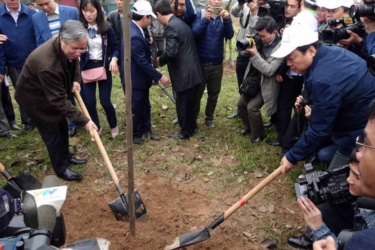 Đồng chí Trần Quốc Vượng phát động Tết trồng cây tại Bắc Ninh