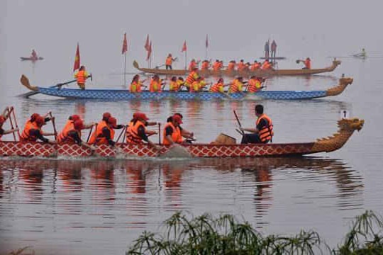 Hà Nội: Sương mù dày đặc trong lễ hội đua thuyền rồng mở rộng 2018