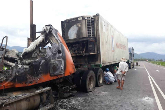 Bình Định: Xe container đang chạy bỗng bốc cháy ngùn ngụt