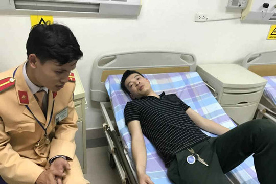 Hà Nội: Cảnh sát giao thông kịp thời cứu giúp tài xế xe tải bị co giật