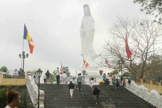 Hàng ngàn người dân Huế mang hương và nước suối đi lễ Phật đầu năm